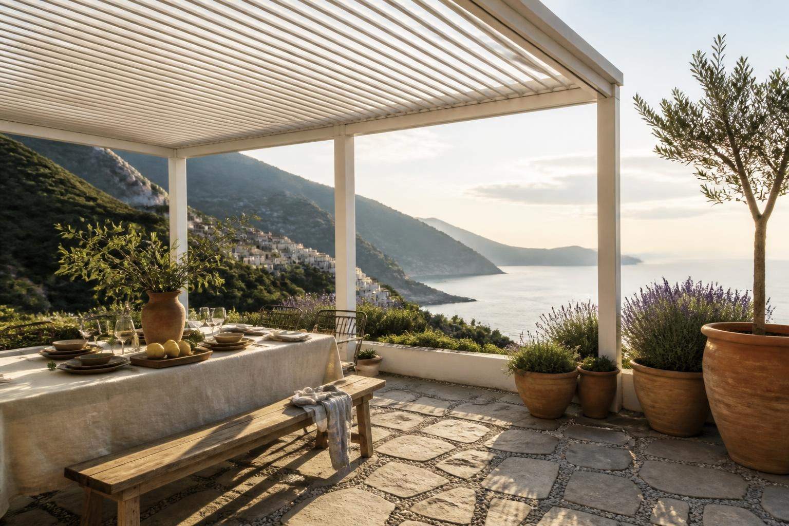 Terrazzo con pergola bioclimatica e piante mediterranee